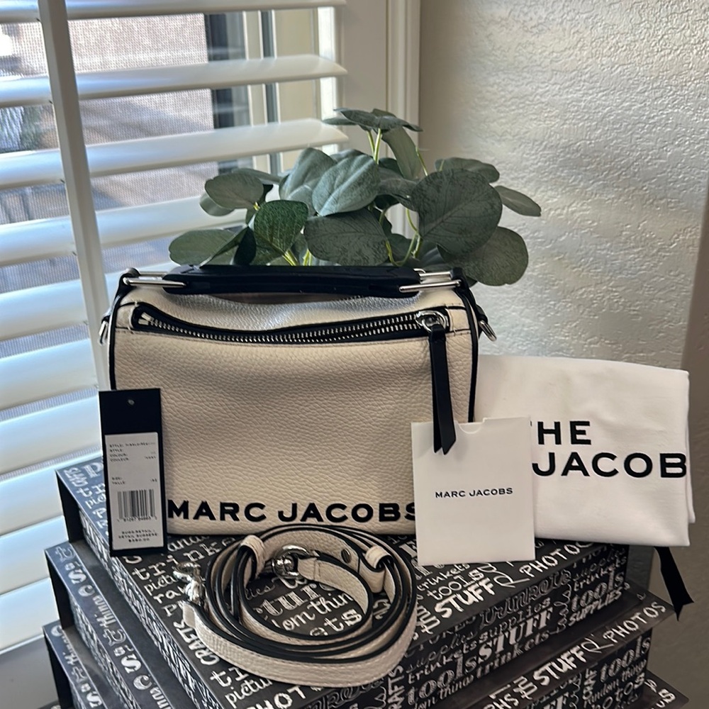 NWT Marc Jacobs lunch style leather pebbled bag in ivory.
